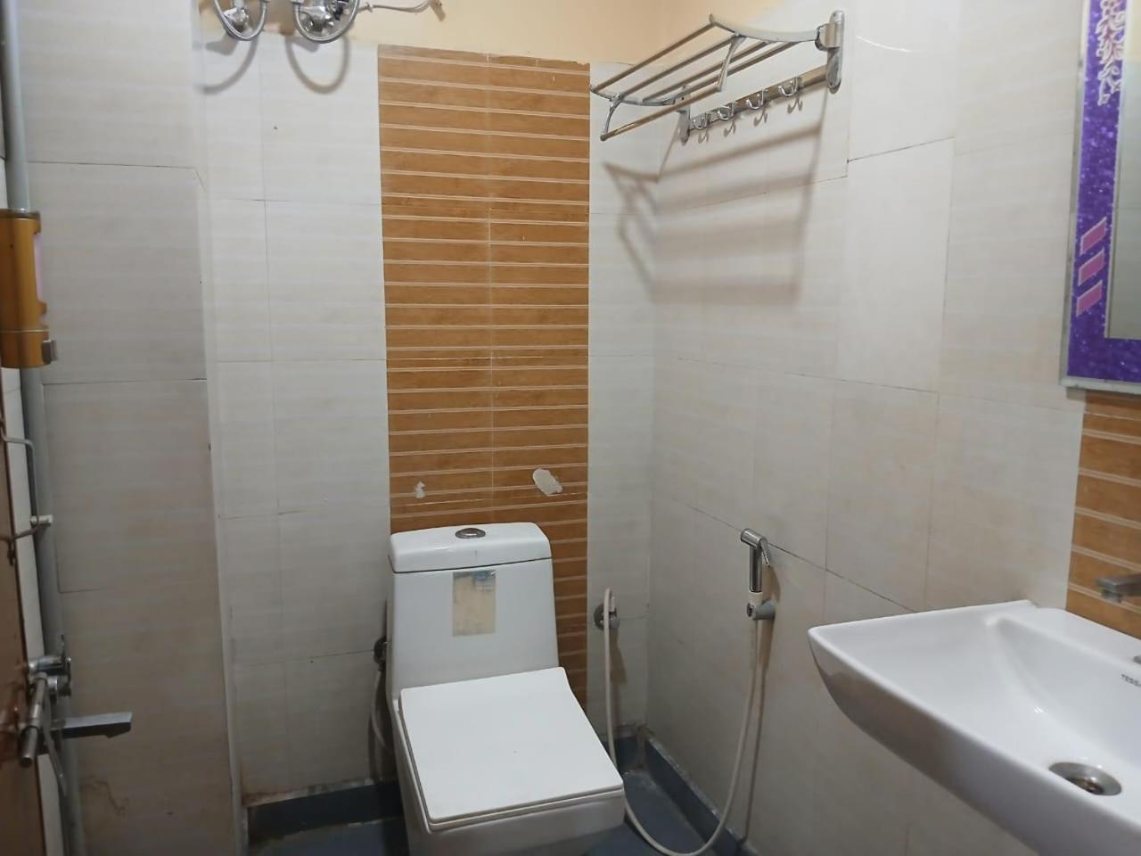 Blossoms Room Hotel Alekhya Residency- Luxury Lollection 하이데라바드 외부 사진