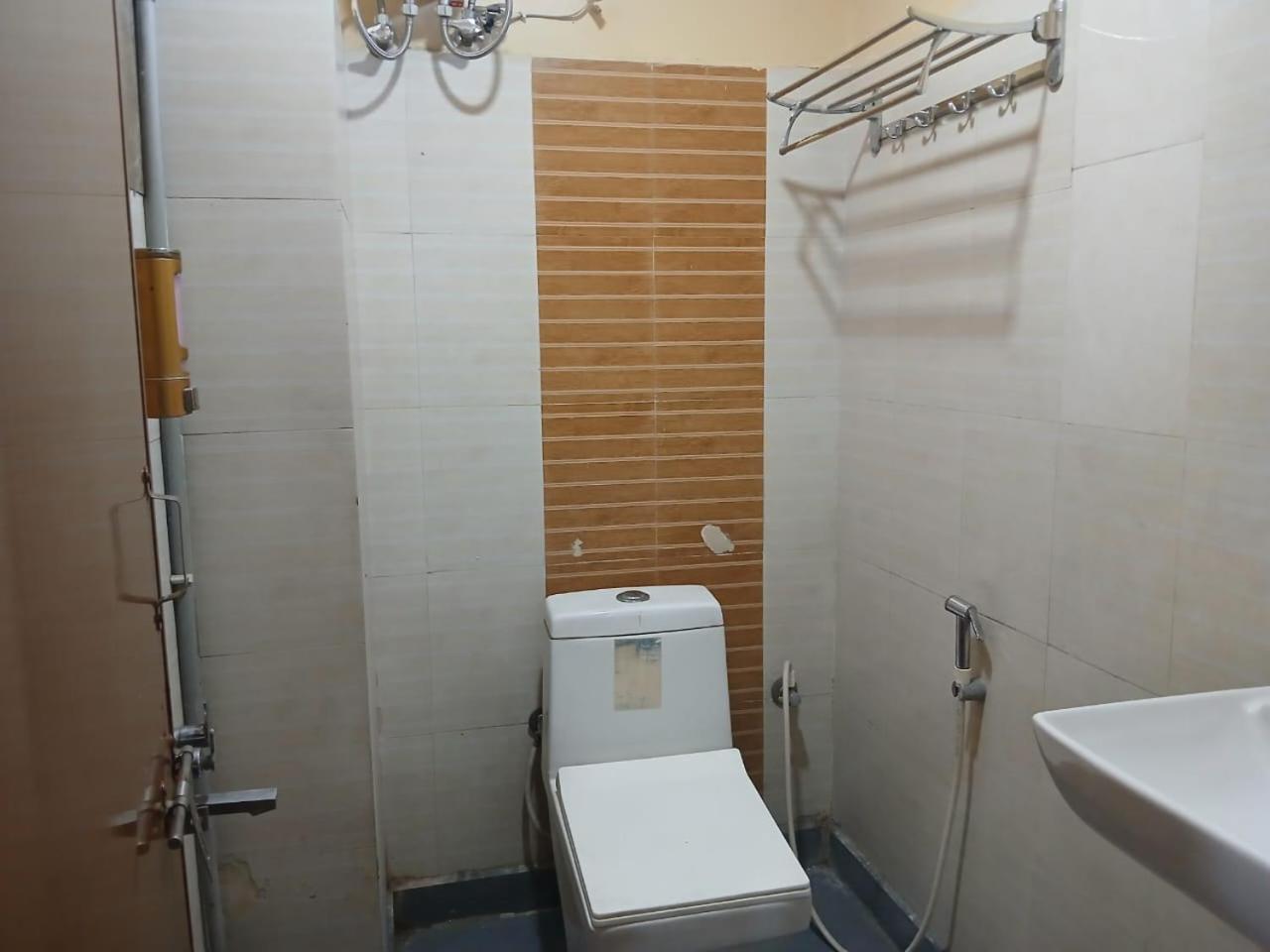 Blossoms Room Hotel Alekhya Residency- Luxury Lollection 하이데라바드 외부 사진