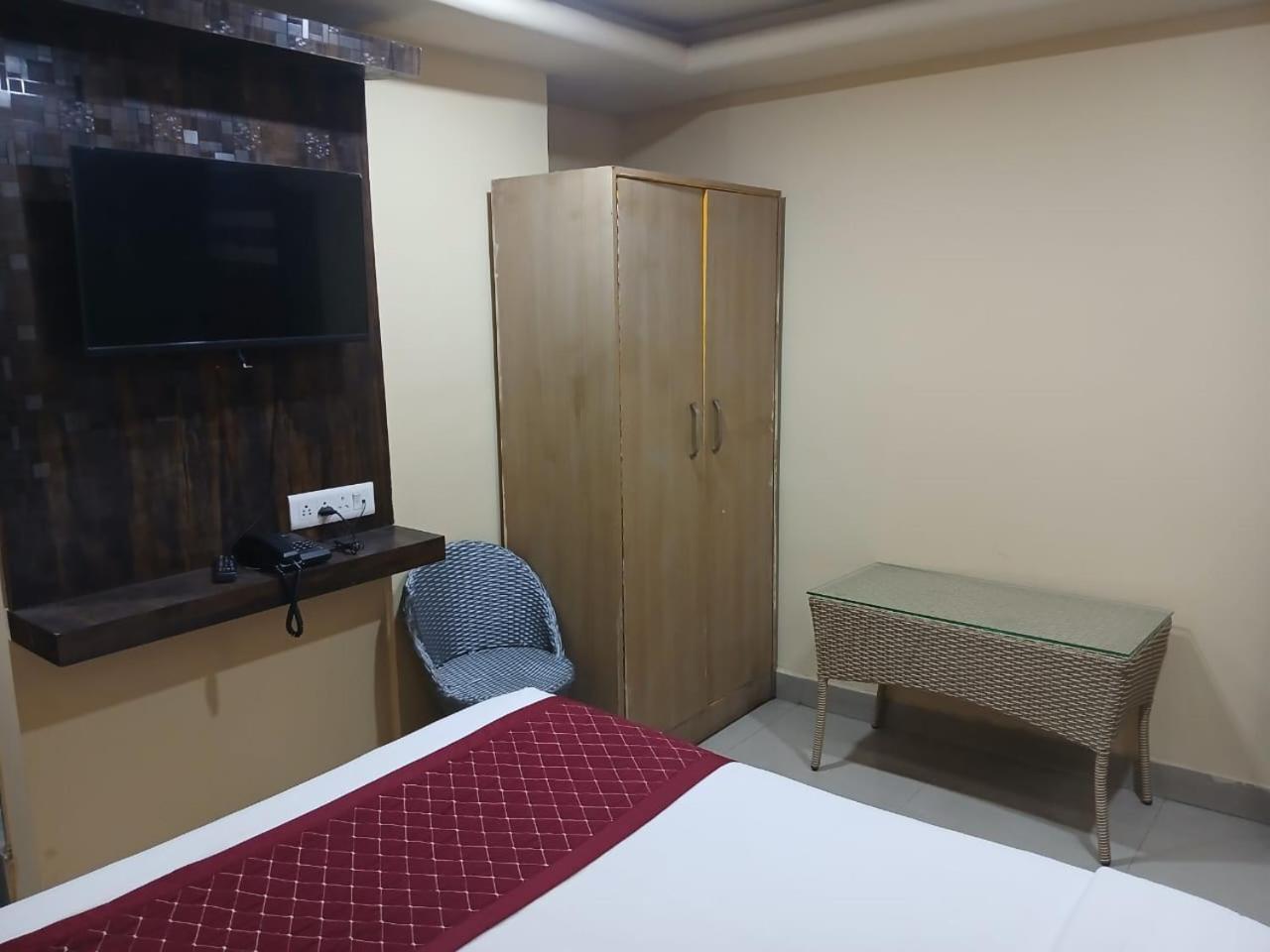 Blossoms Room Hotel Alekhya Residency- Luxury Lollection 하이데라바드 외부 사진