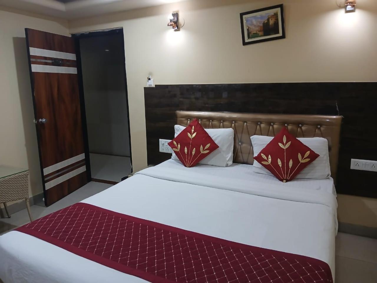 Blossoms Room Hotel Alekhya Residency- Luxury Lollection 하이데라바드 외부 사진