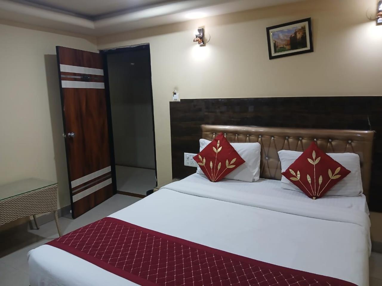 Blossoms Room Hotel Alekhya Residency- Luxury Lollection 하이데라바드 외부 사진