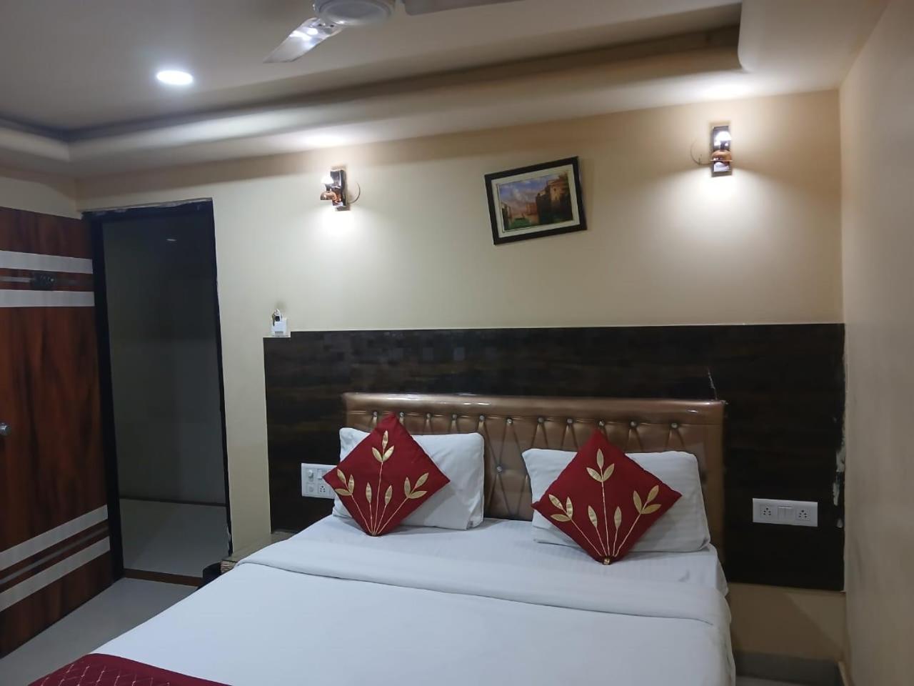 Blossoms Room Hotel Alekhya Residency- Luxury Lollection 하이데라바드 외부 사진